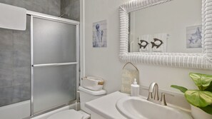 Haartrockner, Handtücher, Seife, Shampoo