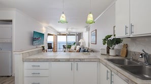 Interior - Right On the Water, Stunning Ocean views and Sunsets, AC, Elevator, Pool (Kailua Kona)