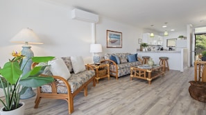 Smart TV - Right On the Water, Stunning Ocean views and Sunsets, AC, Elevator, Pool (Kailua Kona)