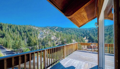 Spectacular Views of Diamond Peak Ski & Trails - Spacious & Modern Steps Away