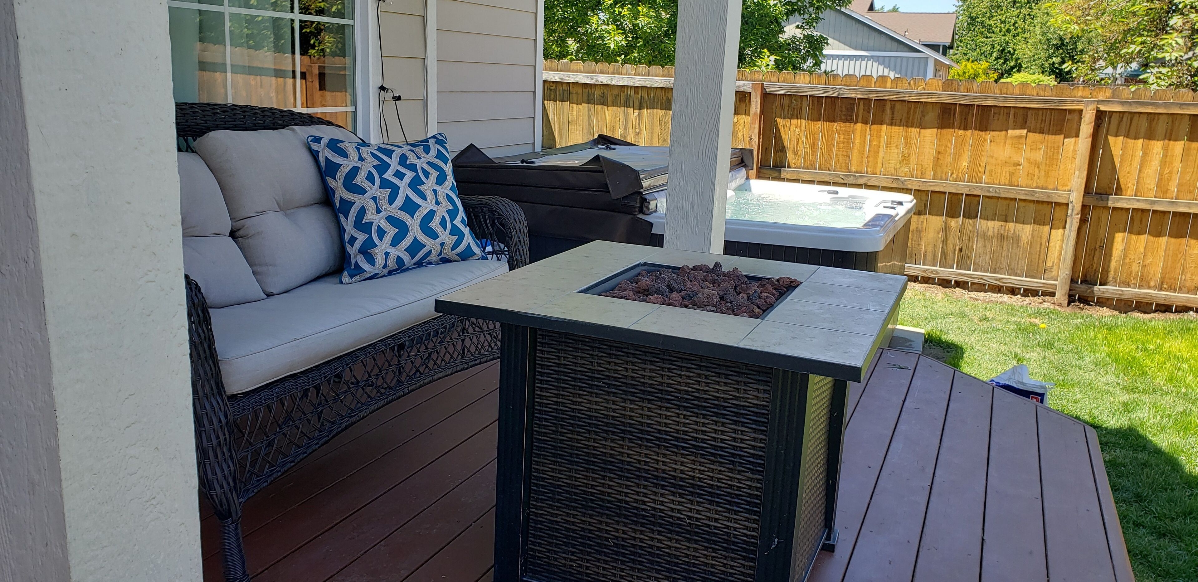 Cozy NW Escape  Close To River Access..Dog Friendly /Hot Tub