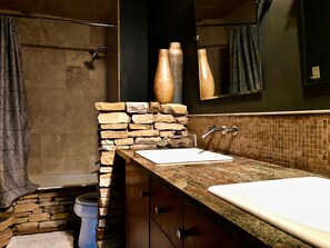 Bañera con ducha, bañera de hidromasaje, secador de pelo, bidet