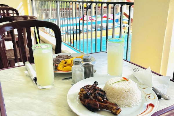 Ofereix vistes a la piscina i s'hi serveixen esmorzars, dinars i sopars