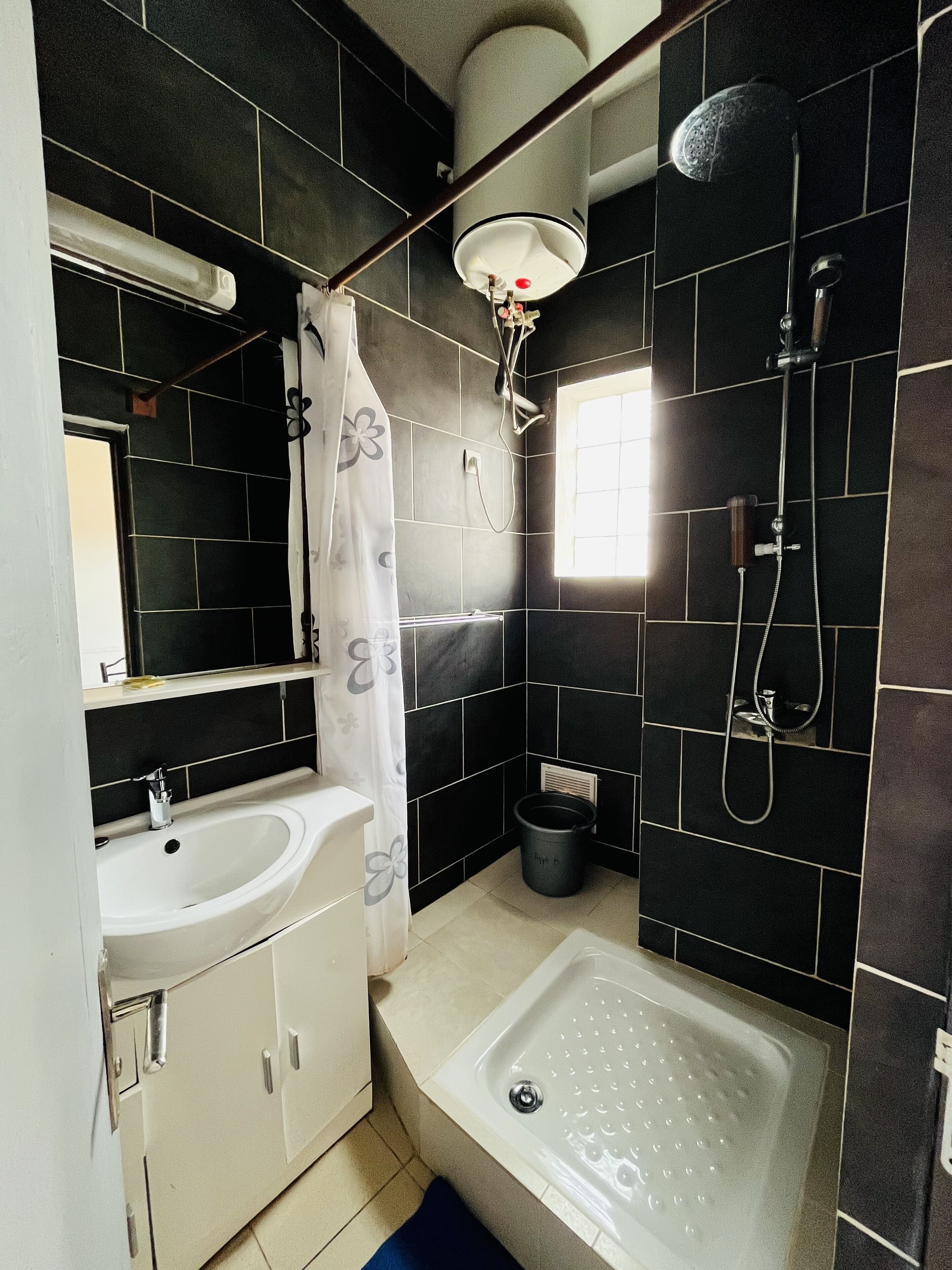 Une salle de bain équipée d’une baignoire, d’une douche, d’un lavabo et de toilettes.