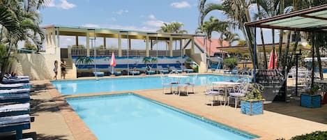 2 piscines extérieures, parasols de plage, chaises longues