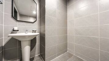 Phòng Tiêu chuẩn | Phòng tắm | Buồng tắm vòi sen, đồ dùng nhà tắm được thiết kế riêng, máy sấy tóc