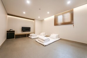 Familiekamer (Korean style heating) | Luxe beddengoed, bedden met traagschuimmatrassen, een bureau