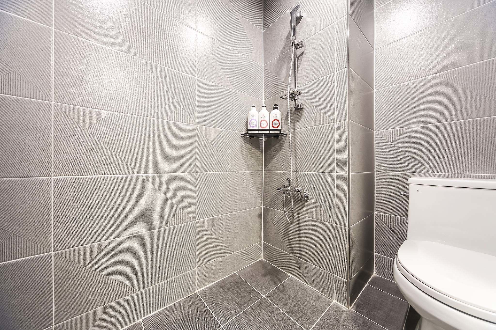 standard twin room | bathroom shower