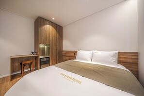 Deluxe tweepersoonskamer, bijgebouw | Luxe beddengoed, bedden met traagschuimmatrassen, een bureau