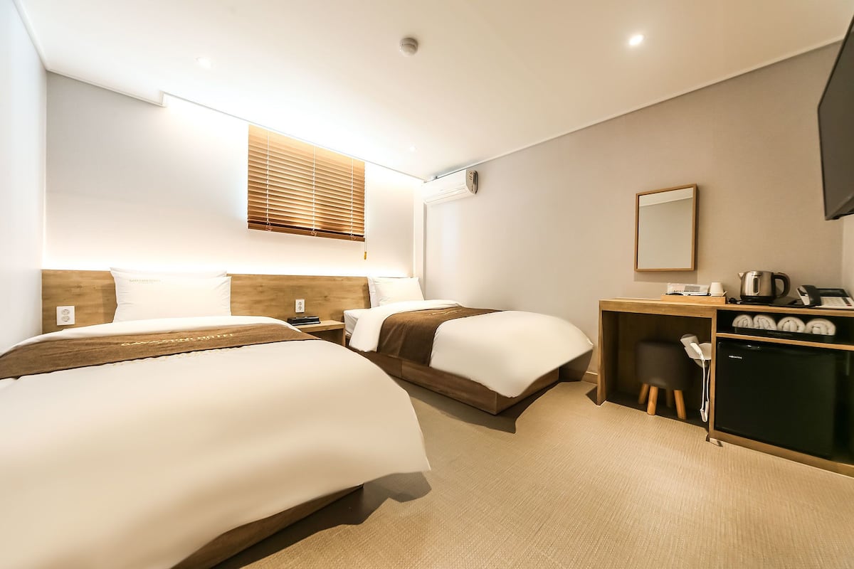 Standard Twin Room | Premium bedding, memory foam beds, desk, laptop workspace