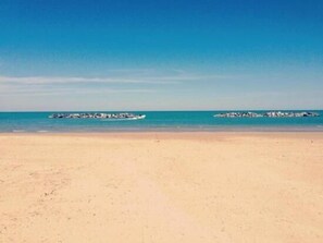Playa en los alrededores y playa de arena blanca 