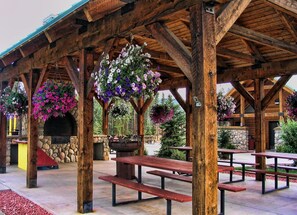 Outdoor dining - Perfect spot for Winter activities. In Winter Park CO.TOWP STR Permit #006902 (Winter Park)