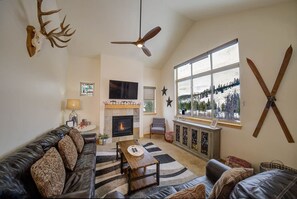 Tv, eldstad, tv-spel och dvd-spelare