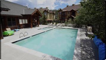 Utendørsbasseng og et oppvarmet basseng