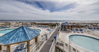 Well-equipped condo w/ three shared pools, tennis, & beach access