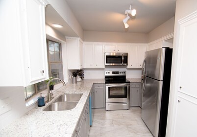 ★ Six Flags ★ Rangers ★ AT&T Stadium ★ DFW Airport ★ Atrium ★ Large Groups