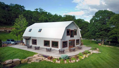 Great Views | Lakeside | Family-Friendly Barn | Reunions, Events, Retreats