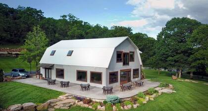 Great Views | Lakeside | Family-Friendly Barn | Reunions, Events, Retreats