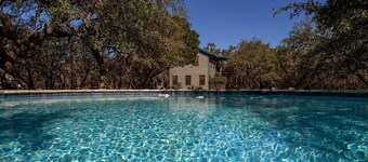 Elegance rurale - Profitez de la montagne avec toutes les cloches et les sifflets. Linge de piscine, de cheminée et de luxe!
