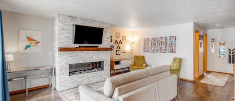 Televisión, chimenea, futbolito y tenis de mesa