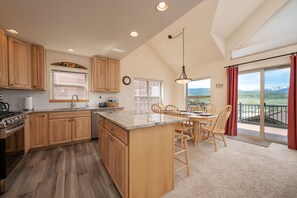 Fridge, microwave, oven, stovetop - Amazing Views of Byers Peak - Pet Friendly, Washer/Dryer, Shuttle Route, Private Garage (Fraser)