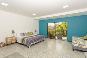 4 bedrooms, desk, blackout curtains, iron/ironing board - Gorgeous, unique and, modern space w/ 4 bedrooms perfect for families and groups (Cali)