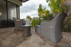 Terrace/patio - Gorgeous, unique and, modern space w/ 4 bedrooms perfect for families and groups (Cali)