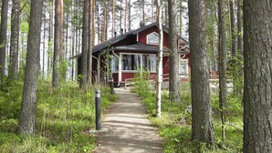 A cabin in a forest with a gravel path leading to it. - Villa raita by Interhome (Rääkkylä)