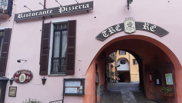 A building with a sign reading "Ristorante Pizzeria" and an archway leading to another building. - Ca 'De' Mumi, New Opening Old Town from 5 Apr '19 (Luino)