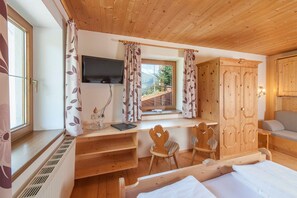 1 bedroom, in-room safe, desk, travel cot