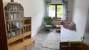 3 bedrooms, iron/ironing board, free WiFi, bed sheets