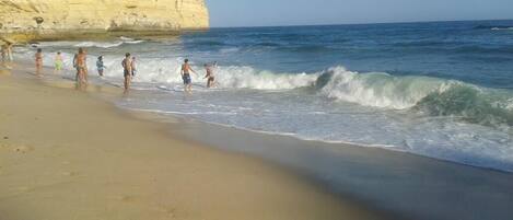 Vlak bij het strand, ligstoelen