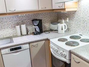 ثلاجة، ميكروويف، غسالة أطباق، مستلزمات طهي/أطباق/أوعية