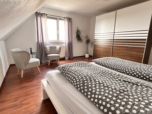 2 Schlafzimmer, Reisekinderbett, kostenloses WLAN, Bettwäsche