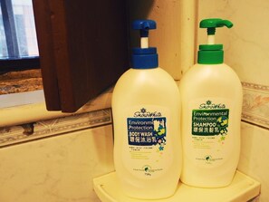 Ducha, artículos de higiene personal gratuitos y secador de pelo