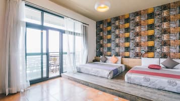 Habitación cuádruple, balcón | Escritorio, cortinas blackout, insonorización y wifi gratis