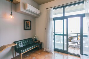 Escritorio, cortinas opacas, sistema de insonorización y wifi gratis