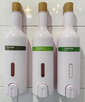 تجهيزات دش، دُش غزير، مستلزمات مجانية للعناية الشخصية، مجففات شعر