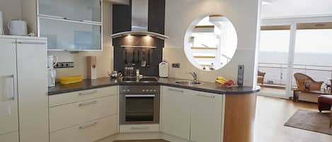 Kühlschrank, Mikrowelle, Ofen, Geschirrspüler