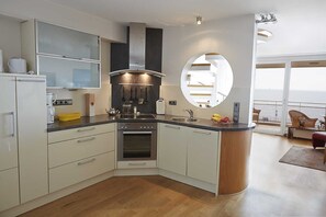 Een koelkast, een microgolfoven, een oven, een vaatwasser