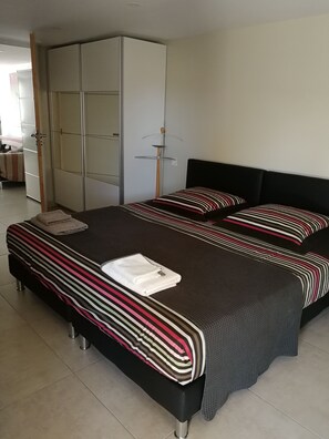 4 bedrooms, iron/ironing board, WiFi, bed sheets