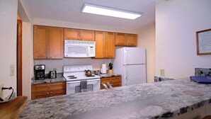 Coffee/tea maker, fridge, microwave, oven - Silvery Lupine, Hot tub, pool, shuttle (Crested Butte)