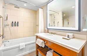 Ensemble douche/baignoire, sèche-cheveux, serviettes fournies