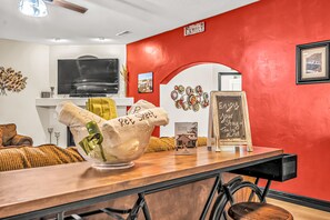 Lobby - Dog-friendly, mountain view home with private hot tub, central AC, and fireplace (Moab)