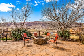 Terrace/patio - Dog-friendly, mountain view home with private hot tub, central AC, and fireplace (Moab)