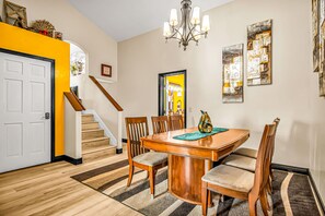 Dining - Dog-friendly, mountain view home with private hot tub, central AC, and fireplace (Moab)