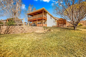 Exterior - Dog-friendly, mountain view home with private hot tub, central AC, and fireplace (Moab)