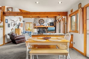 Dining - Summer Retreat - Treetop View Cabin with Hot tub & Pool Table (Gatlinburg)