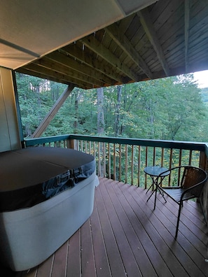 Outdoor spa tub - Warm Up Your Winter Trip With Our Limited-Time Discount (Gatlinburg)