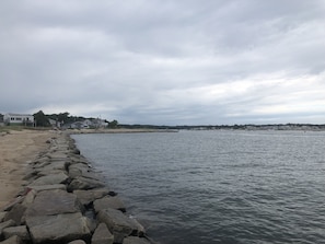 In Strandnähe, Liegestühle, Strandtücher